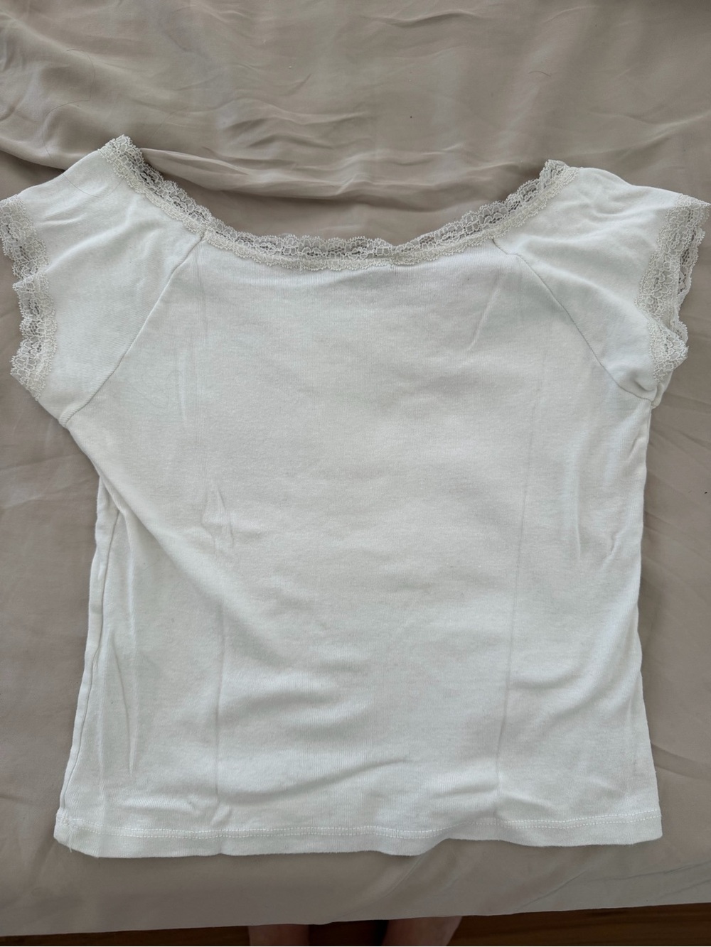 Brandy Melville White Lace Trim Scoop Neck Crop Top - Picture 3 of 3